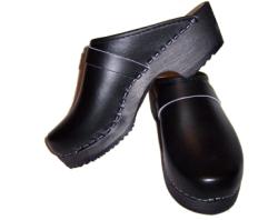 Traditonal Wooden Heel In Black